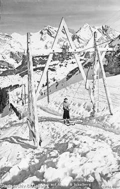 Skifahrerinnen im Gebiet Iltios-Stöfeli, Unterwasser (links, Aufnahme von 1940), und auf dem Skilift Oberdorf-Gamserrugg, Wildhaus (Aufnahme von 1951). (Bild: Staatsarchiv)