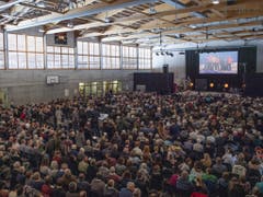 Grosse Anteilnahme beim Abschiedsgottesdienst für die sechs in Schweden verunglückten Schweizer. (KEYSTONE/Peter Schneider) (Bild: Keystone/PETER SCHNEIDER)