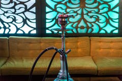 Geraucht wird nur im Fumoir, das orientalisches Flair versprüht. (Bilder: Hanspeter Schiess)