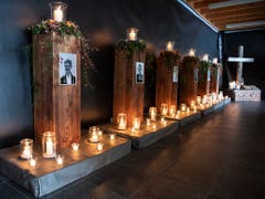 Im Gedenken an die Verstorbenen: Fotostelen und Kerzen, die Licht und Trost spenden. (Bild: KEYSTONE/PETER SCHNEIDER)