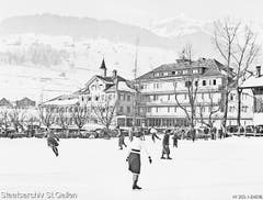 Die beliebte Eiskunstbahn vor dem Hotel Sternen in Unterwasser im Jahr 1939. (Bild: Staatsarchiv)