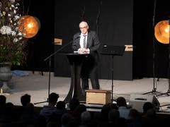 Der Berner Regierungsrat Pierre-Alain Schnegg spricht beim Abschiedsgottesdienst den Angehörigen und Freunden Trost und Kraft zu. (Bild: KEYSTONE/PETER SCHNEIDER)