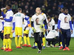 Die Nantes-Spieler erschienen vor und nach der Partie in Trikots mit einem Bild von Sala und der Aufschrift «On T'aime Emi» (Bild: KEYSTONE/EPA/EDWARD BOONE)