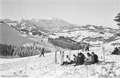 1935: Verdiente Znünipause beim Skifahren auf dem Tanzboden. (Bild: Staatsarchiv)