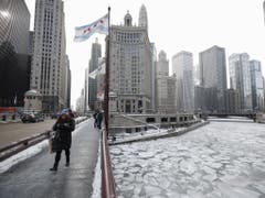 In Chicago sanken die Temperaturen auf minus 30 Grad. (Bild: Keystone/EPA/KAMIL KRZACZYNSKI)