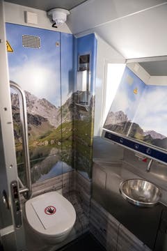 Blick in die Toilette im ersten rundum erneuerten IC2000-Intercity-Zug, präsentiert von der SBB am Donnerstag, 31. Januar 2019 in Olten. (Bild: Keystone/Adrien Perritaz)