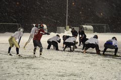 Der Quarterback löst mit einem Ruf den Spielzug aus. Dabei wirft oder übergibt ihm der Center (Spieler in der Mitte der Offensive Line) den Football zwischen seinen Beinen hindurch (Snap). Damit die Defensive nicht genau weiss, wann der Snap erfolgt, verwendet der Quarterback einen sogenannten Snap Count. Im Huddle kündigt er dazu vor dem Spielzug den Spielern der Offensive an, ob der Snap auf den ersten, zweiten oder dritten Ruf von ihm erfolgen soll. Das führt zu einem kleinen Überraschungseffekt für die Defensive.