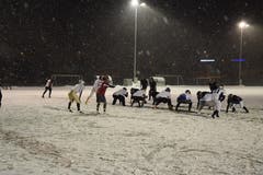 So sieht es aus Sicht der Offensive aus. Der Quarterback im roten Trikot versucht bereits vor dem Spielzug, die Defensive zu lesen. Dabei geht es beispielsweise um die Fragen, ob die Defensive mit Zonen- oder Manndeckung verteidigt oder ob zusätzlich zu den vier Defensive Linemen weitere Spieler versuchen werden, den Quarterback zu Fall zu bringen (Blitz). Anhand dessen, was der Quarterback vor dem Spielzug erkennt, nimmt er Anpassungen vor.
