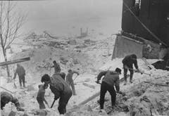 Mehrere grosse Lawinen suchten die bevölkerungsärmste Schwyzer Gemeinde in den Wintern 1952/53 und 1953/1954 heim. Im Bild sieht man wie Einwohner im Februar 1954 den Hausrat ausgraben. Seither hat Riemenstalden die Sicherheitsvorkehrungen, wie beispielsweise die Lawinenverbauungen, noch verstärkt. (Bild: G. Zust/ Staatsarchiv Luzern PA 1374/831)