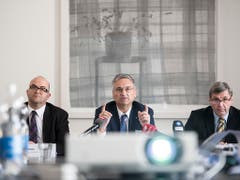 Der Luzerner Regierungsrat Guido Graf (Mitte) orientierte am Donnerstag über die Auswirkungen des Bundesgerichtsurteils zu den Prämienverbilligungen im Kanton Luzern. (Bild: KEYSTONE/URS FLUEELER)