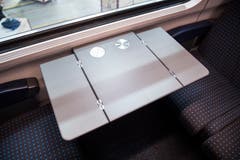 Neue Tische im ersten rundum erneuerten IC2000-Intercity-Zug, präsentiert von der SBB am Donnerstag, 31. Januar 2019 in Olten. (Bild: Keystone/Adrien Perritaz)