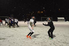 Der Wide Receiver (weisses Trikot) versucht sich freizulaufen, um dann einen Pass des Quarterbacks zu fangen. Der Cornerback (schwarzes Trikot) versucht, dies zu verhindern, indem er den Wide Receiver deckt. Kann der Cornerback oder ein anderer Spieler der Defensive einen Ball abfangen (Interception), wechselt das Angriffsrecht.