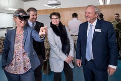 Auch die Nidwaldner Sicherheitsdirektorin Karin Kayser-Frutschi liess es sich nicht nehmen, die VR-Brille zu testen.