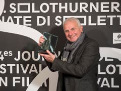 Martin Witz, Regisseur des Dokumentarfilms «Gateways to New York», posiert bei der Preisverleihung der 54. Solothurner Filmtage mit dem «Prix du Public». (Bild: KEYSTONE/ADRIEN PERRITAZ)