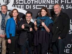 Das Team des Dokumentarfilms «Immer und ewig» von Fanny Bräuning, anlässlich der offiziellen Preisverleihung bei den 54. Solothurner Filmtagen. (Bild: KEYSTONE/ADRIEN PERRITAZ)