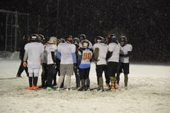 Im sogenannten Huddle werden die Spielzüge angesagt (Playcalls). Jede Mannschaft benutzt dazu ein eigenes Jargon. Bei den Profis aus der National Football League kann das durchaus kompliziert sein und tönt dann zum Beispiel so: «Flip right double-X jet 36 counter naked wagglet seven X quarter.» Damit werden die Spieler sowohl über Laufwege informiert als auch darüber, wie sie die Verteidiger blocken sollen und wann der Ball dem Quarterback übergeben werden soll (Snap Count).