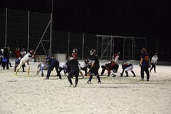 Vor dem Spielzug: Die Defensive in den dunklen Trikots versucht, sich anhand der Formation der Offensive richtig zu positionieren.