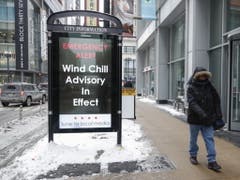 Warnung vor «Windchill»-Werten - der «Windchill-Effekt» beschreibt die Abkühlung der Haut bei erhöhter Windgeschwindigkeit. (Bild: Keystone/EPA/KAMIL KRZACZYNSKI)