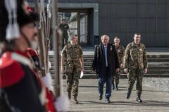Die Ehrengarde «Compagnie Vieux-Grenadiers de Genève» begleitet Zentralschule-Kommandant Divisionär Daniel Keller (links) und Sicherheitsdirektor Paul Winiker zu den Ausbildungs-Präsentationen. (Bilder: Pius Amrein, Luzern 31. Januar 2019)