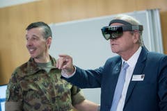 Divisionär Daniel Keller (links) mit Sicherheitsdirektor Paul Winiker.