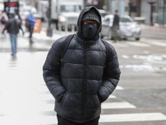 Bewohner von Chicago schützten ihre Gesichter mit Skimasken. (Bild: Keystone/EPA/KAMIL KRZACZYNSKI)