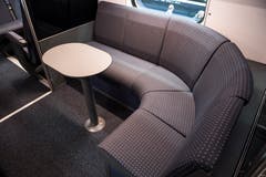 Blick in die 2. Klasse im ersten rundum erneuerten IC2000-Intercity-Zug, präsentiert von der SBB am Donnerstag, 31. Januar 2019 in Olten. (Bild: Keystone/Adrien Perritaz)