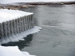 Eis und Schnee bilden Skulpturen am Lake Michigan in Chicago. (Bild: Keystone/EPA/KAMIL KRZACZYNSKI)