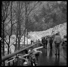 Nach dem Lawinenniedergang auf die Axenstrasse wird der Schnee mit schwerem Gerät weggeräumt. Die Lawine überdeckte die Strasse, riss Geländer und Brüstung weg und versperrte den Eingang zum Strassentunnel. Die Bilder entstanden in den 1960er-Jahren. (Bild: Staatsarchiv Uri, Fotoarchiv Aschwanden)