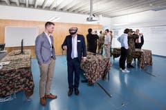 Dem Benutzer erscheinen virtuelle Hologramme, mit denen man interagieren kann.