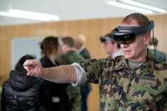 Zentralschule-Kommandant Brigadier Peter Baumgartner mit der VR-Brille.