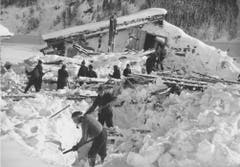 Arbeiter graben nach einem Lawinenunglück auf dem Urnerboden im Dezember 1940 die Gebäude frei. (Bild: Photopress/ Staatsarchiv Luzern PA 1374/860)