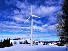 Kratzt fast die Wolken: Eine Windkraftanlage im Entlebuch. (Bild: Urs Gutfleisch (Rengg, 31. Januar 2019))