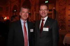 IHZ-Vorstandsmitglied Mark Bachmann (4B AG) mit dem Luzerner Bildungsdirektor Reto Wyss. (Bild: PD)