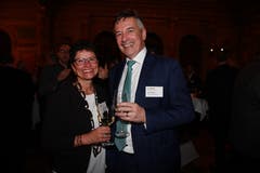 Die Obwaldner Regierungsrätin Maya Büchi-Kaiser zusammen mit dem Nidwaldner Ständerat und Alt-IHZ-Präsidenten Hans Wicki. (Bild: PD)