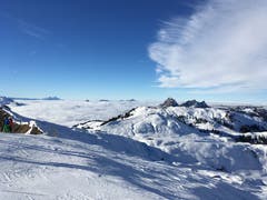 Skitag mit Ausblick auf den Grossen Mythen und die Rigi. (Bild: Karin Theiler (Hoch-Ybrig, 1. Januar 2019))