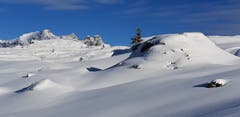 Noch jungfräulich ist der Winter und schon zeigt sich die Berglandschaft in wunderbarer Weise. (Bild: Kurt Hägi (Engelberg Trübsee, 4. Januar 2019))