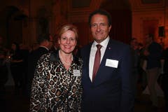 Vertreter aus dem Kanton Obwalden: IHZ-Vorstandsmitglied Brigitte Breisacher (Alpnach Norm-Holding AG), zusammen mit Kantonsratspräsident Peter Wälti (CVP). (Bild: PD)