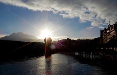Luzern, Reuss und Pilatus im extremen, sich am Wasserturmdach brechenden Gegenlicht der untergehenden Sonne. (Bild: Heinz Schürmann (Luzern, 3. Januar 2019))