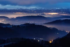 Blick auf die schlafende Ostschweiz an einem nebligen Morgen, von Schauenberg aus. (Bild: Remo Schläpfer)