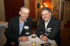 Urs Wullschleger (Wilhelm Schmidlin AG) im Gespräch mit Rainer Roten (Schindler Aufzüge AG). (Bild: PD)