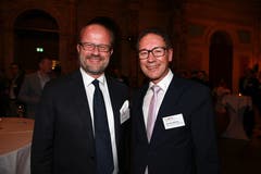 FDP-Kantonsrat und Mitinhaber TGS Architekten AG Andreas Moser mit Christof Spöring, Leiter Dienststelle Berufs- und Weiterbildung Kanton Luzern. (Bild: PD)