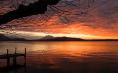 Abendrot am Zugersee. (Bild: Daniel Hegglin (Zug, 3. Januar 2019))