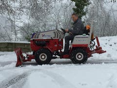 Endlich kann ich meinen neuen Traktor ausprobieren. Es darf ruhig weiter schneien. (Bild: Jürg Suter (Büron, 5. Januar 2019))