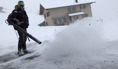 Spiringen. Zum Wegräumen des Pulverschnees auf dem Garagenvorplatz eignet sich der Laubbläser auch! (Bild: Franz Imholz (Spiringen, 5. Januar 2019))