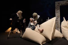 Die Theatertruppe Momänt & Co. spielt auf der Bühne im Theater Uri Molières Komödie «Le Malade imaginaire». (Bild: Hans Schneckenburger, Altdorf, 3. Januar 2019)