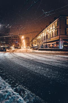 Schneefall in St.Gallen, im Bild die Kreuzung am Oberen Graben. (Bild: Marc Bollhalder)