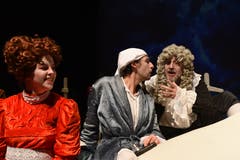 Die Theatertruppe Momänt & Co. spielt auf der Bühne im Theater Uri Molières Komödie «Le Malade imaginaire». (Bild: Hans Schneckenburger, Altdorf, 3. Januar 2019)