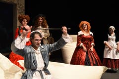 Die Theatertruppe Momänt & Co. spielt auf der Bühne im Theater Uri Molières Komödie «Le Malade imaginaire». Argan, der eingebildete Kranke, (Guido Infanger) steht dabei im Mittelpunkt. (Bild: Hans Schneckenburger, Altdorf, 3. Januar 2019)