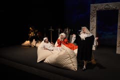 Die Theatertruppe Momänt & Co. spielt auf der Bühne im Theater Uri Molières Komödie «Le Malade imaginaire». (Bild: Hans Schneckenburger, Altdorf, 3. Januar 2019)