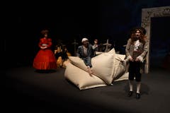 Die Theatertruppe Momänt & Co. spielt auf der Bühne im Theater Uri Molières Komödie «Le Malade imaginaire». (Bild: Hans Schneckenburger, Altdorf, 3. Januar 2019)